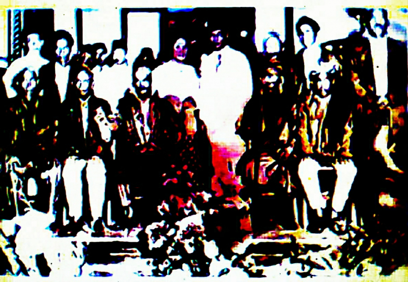 Foto pernikahan Thamrin 1918 dihadiri para jago Betawi. Duduk no. 3 dari kiri Alihun, Jati Baru. Guru Na'ipin, Kemayoran, sebelah kanan Thamrin. Ja'man, Sawah Besar, sebelah kanan Na'ipin)