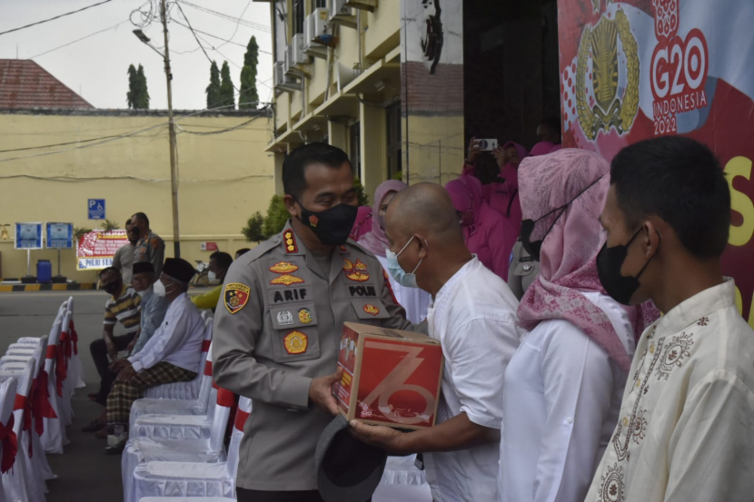 Kapolresta Cirebon, Kombes Pol Arif Budiman menyerahkan bantuan secara simbolis. (Dok Humas Polresta Cirebon)