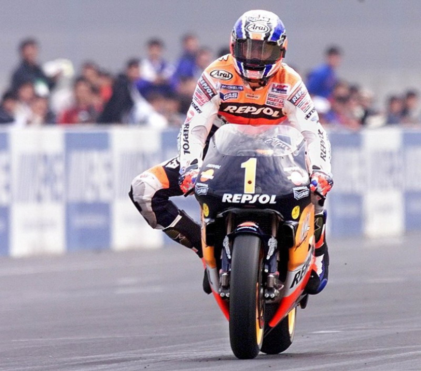 Pebalap GP 500 dari tim Repsol Honda, Michael Doohan, menjadi juara dalam gelaran GP Indonesia yang digelar di Sirkuit Sentul, Bogor, Ahad, 7 April 1996. Foto: Dok Republika