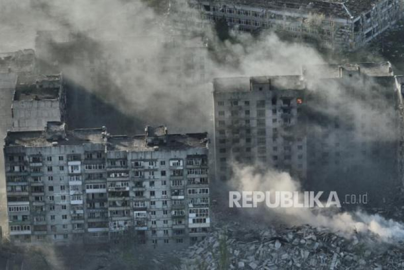 Asap mengepul dari gedung-gedung dalam pemandangan udara Bakhmut, di wilayah Donetsk, Ukraina, Rabu (26/4/2023). Sumber:AP Photo/Libkos. File (republika.co.id)