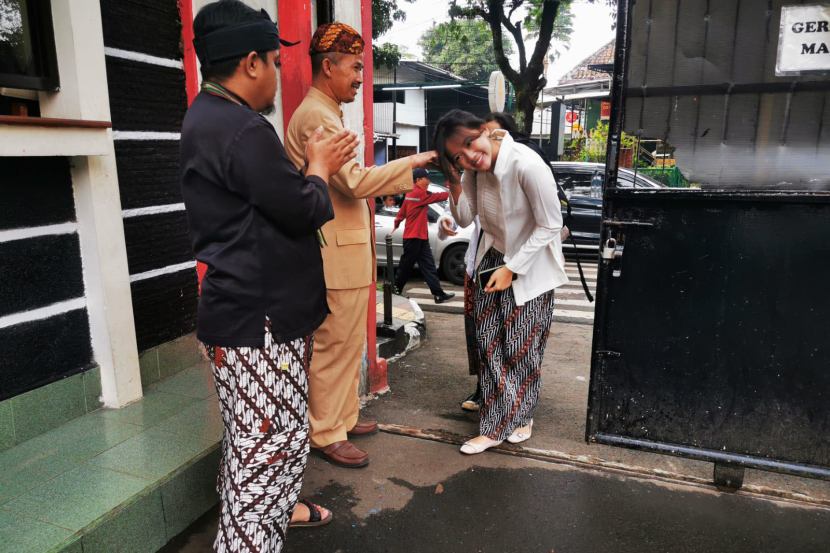 Staf pengajar menyambut siswa di gerbang sekolah menjelang pelaksanaan upacara peringatan Hari Pendidikan Nasional di Lapang sekolah SMPN 7 Bandung, Kamis (2/5/2024).