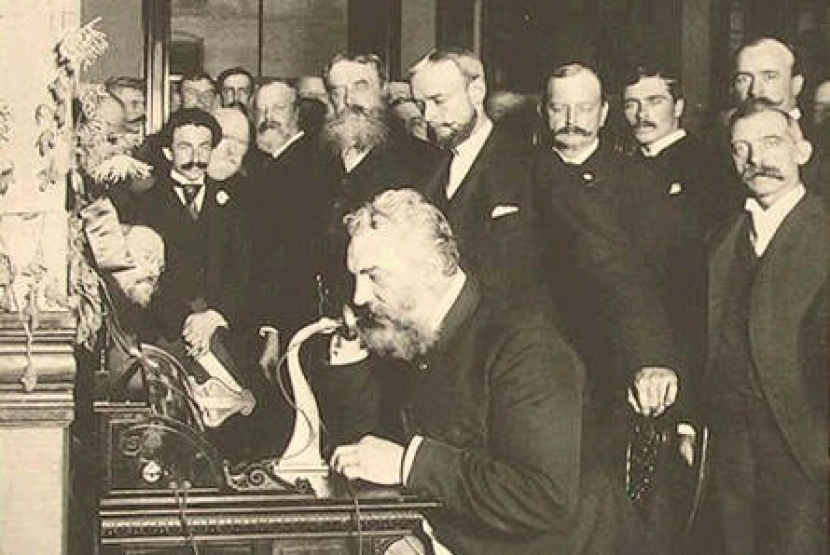 Alexander Graham Bell saat membuka saluran telepon dari New York ke Chicago pada 1892. (Dok. Library of Congress/America's Library)