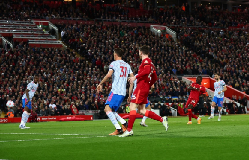 Striker Liverpool, Sadio Mane (dua kanan), mencetak gol indah ke gawang Manchester United saat kedua tim bertemu di laga Liga Primer Inggris. (Twitter/@LFC)