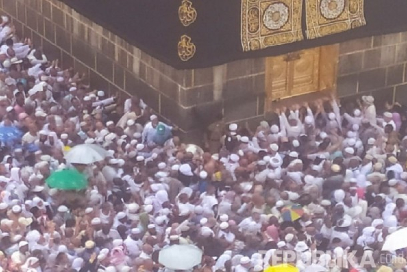 Jamaah saling dorong untuk mendapat tempat di Multazam, yang terletak antara Hajar Aswad dan Pintu Kabah, Rabu (14/8). (Dok. Republika) 