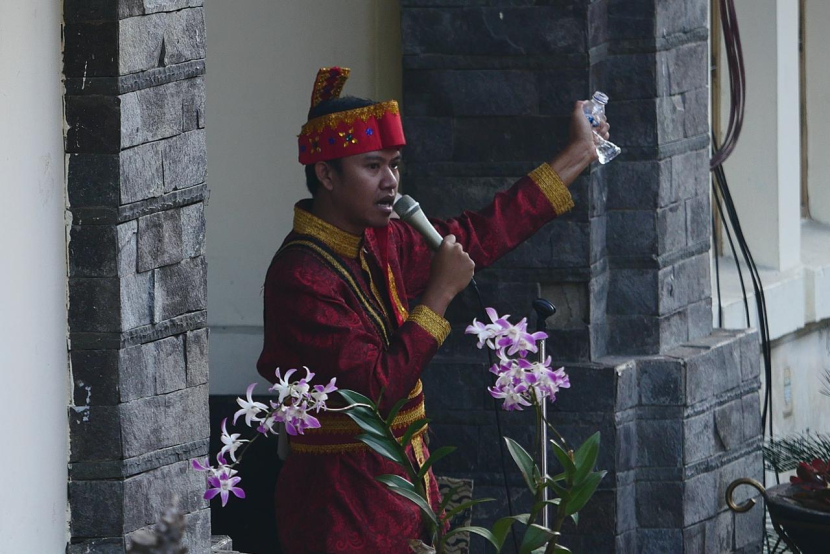 Staf pengajar berpakaian tradisional Bugis memimpin upacara peringatan Hari Pendidikan Nasional di Lapang sekolah SMPN 7 Bandung, Kamis (2/5/2024).