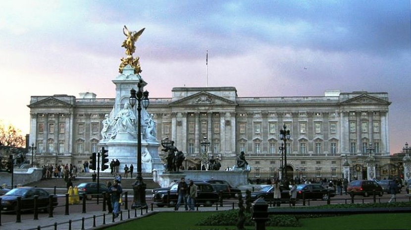 Istana Buckingham merupakan tempat tinggal keluarga kerajaan Inggris