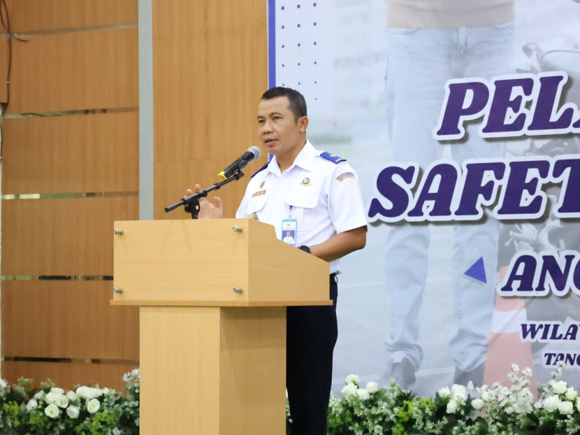 Sekretaris Direktorat Jenderal Perhubungan Darat, Amirulloh memberikan arahan pada acara pelatihan safety riding batch I wilayah Riau. (Dok. Matapantura.republika.co.id) 