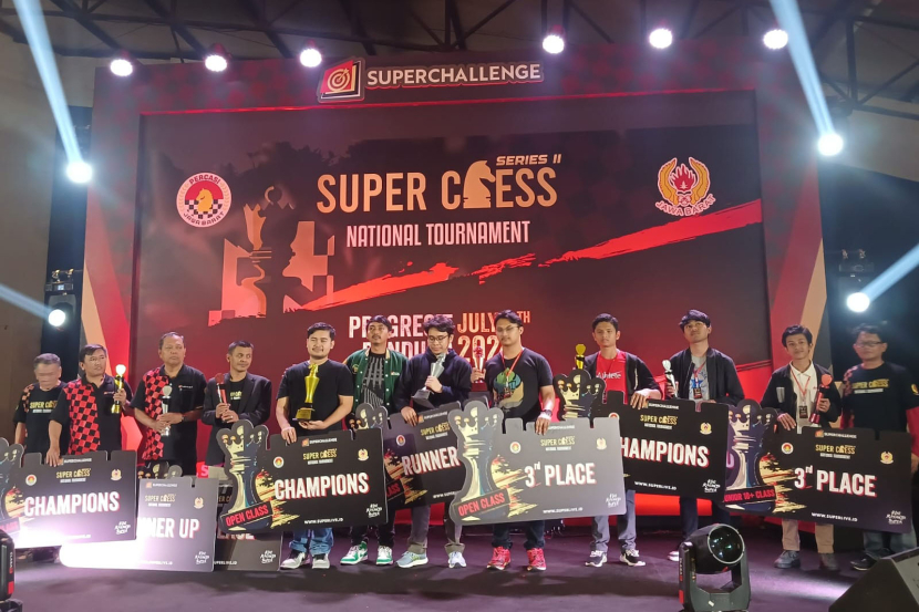 Pemenang Superchallenge Super Chess National Tournament Series II berfoto di podium di Bandung, Sabtu (6/7/2024)