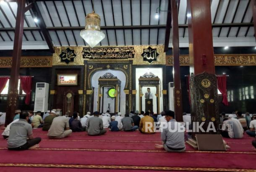 Jamaah Masjid Agung Indramayu. (Republika/Lilis Sri Handayan)