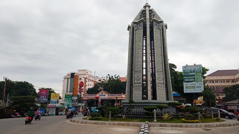 Bundaran Tugu Pamulang dan Universitas Pamulang