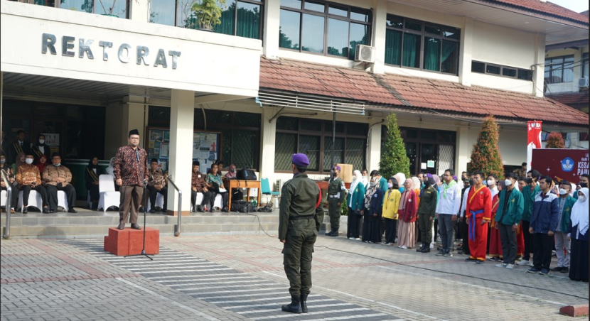 Rektor UIKA Bogor, Prof HE Mujahidin memimpin upacara peringatan Hari Kesaktian Pancasila di Kampus Universitas Ibn Khaldun (UIKA) Bogor, Jawa Barat, Sabtu (01/10/22). Foto : dok