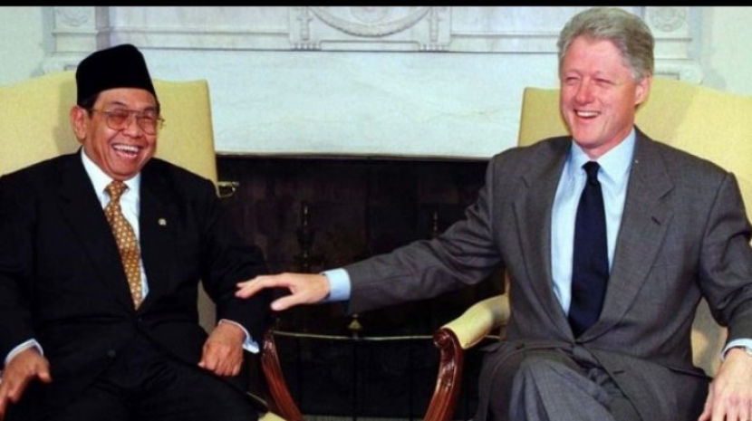 Presiden keempat RI, Gus Dur dan Presiden AS Bill Clinton. Di dalam pertemuan itu, Gus Dur bercerita tentang Presiden Kennedy yang membuat Clinton tertawa terbahak-bahak. Foto: Pojok Gus Dur.