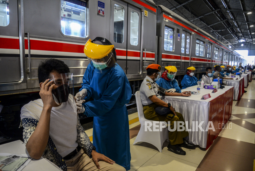 Pelaksanaan vaksinasi Covid-19 di Stasiun Bogor, Jawa Barat, Juni 2021.
