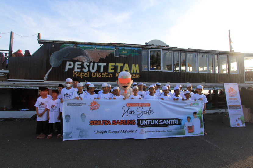 Para santri di Kalimantan Timur mendapat hadiah sarung dan lain-lain dari BMH, pada momentum Hari Santri Nasional 2022.