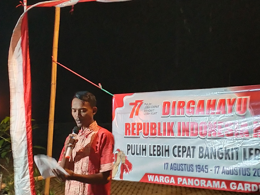 Warga Kecamatan Wagir, Kabupaten Malang, Jawa Timur membacakan teks Proklamasi dalam kegiatan barikan. Acara ini biasanya dilaksanakan pada malam sebelum 17 Agutusan. Foto: Wilda Fizriyani