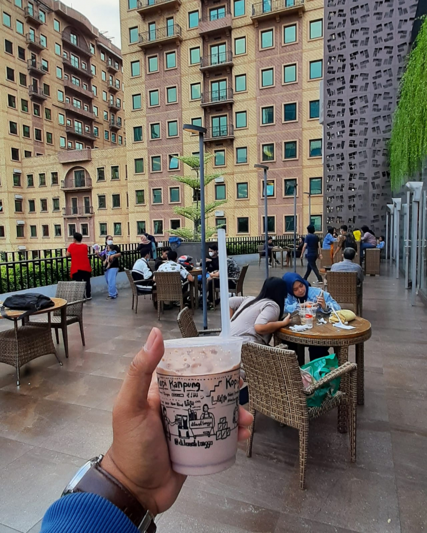 Pemandangan saat minum Kopi Dibawah Tangga di De Entrance Arkadia, Tanjung Barat, Jakarta Selatan.