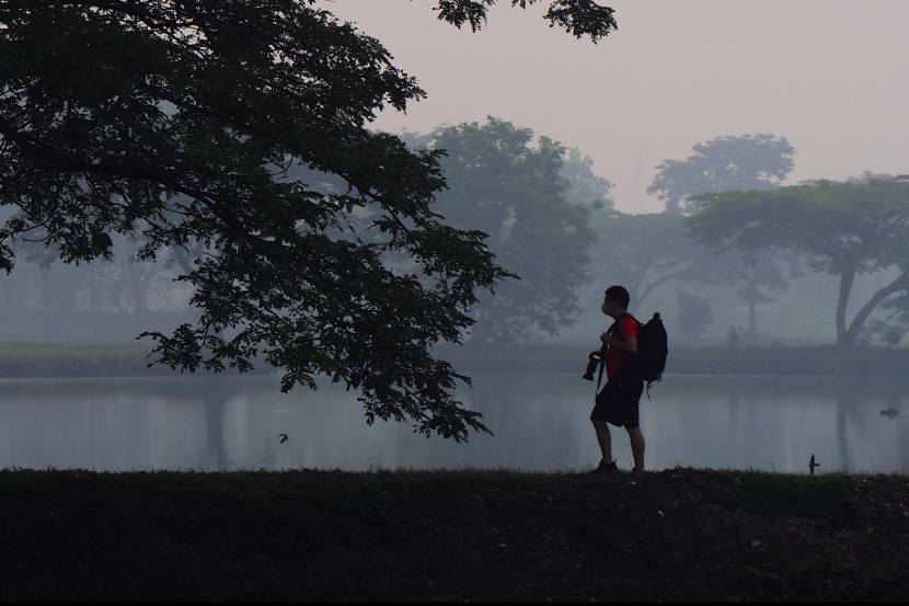 Penggemar fotografi menyisir danau buatan di IPAL Cikoneng, Kabupaten Bandung saat berburu foto. Untuk menghindari kerumunan massa, hunting foto di masa pandemi bisa dilakukan secara soliter alias sorangan wae. (Foto: Kang Jepret)