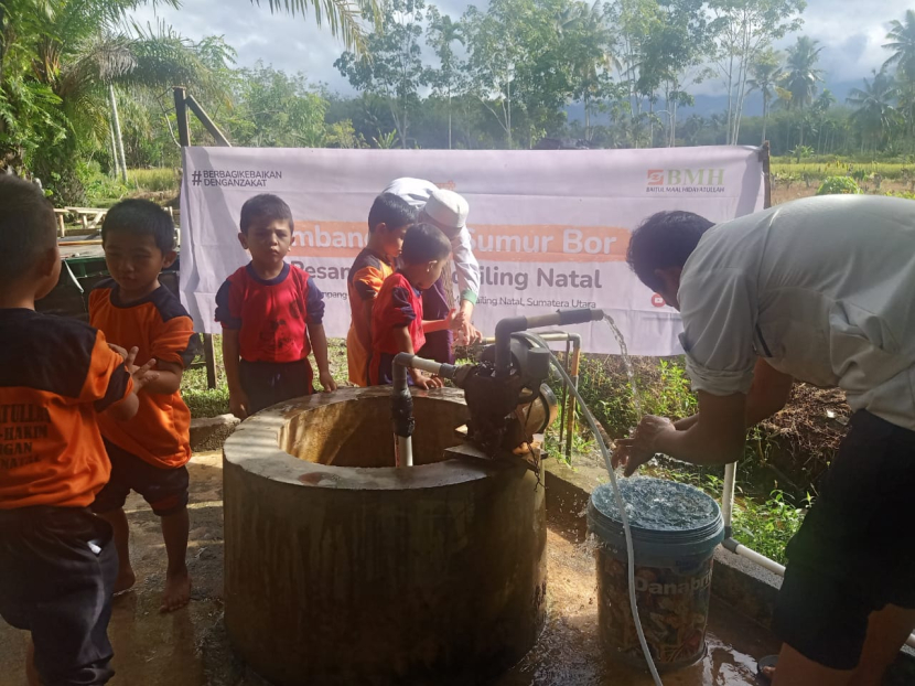 Santri dan pengurus Pesantren Darul Istiqomah Mandailing Natal memanfaatkan air dari sumur bor yang dibangun oleh BMH Perwakilan Sumatera Utara.  (Foto: Dok BMH)
