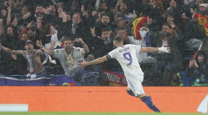 Striker Real Madrid, Karim Benzema, mencetak hattrick usai memanfaatkan blunder kiper Chelsea. (Twitter/@realmadrid)