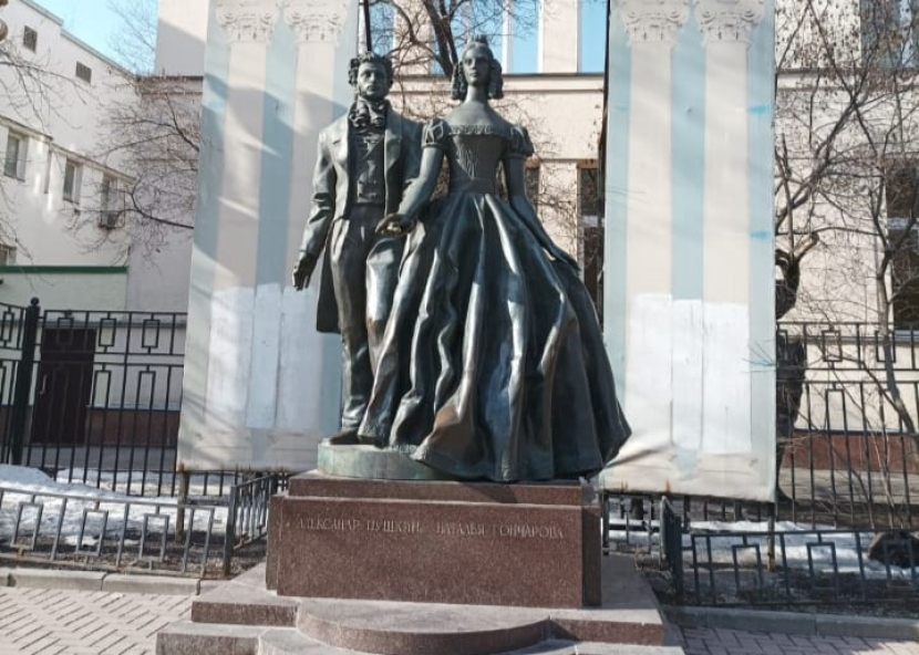 Patung sastrawan Alexander Pushkin dan istrinya  (Dok. Yeyen Rostiyani)
