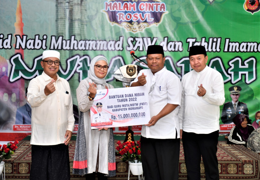 Bupati Indramayu Nina Agustina menyerahkan dana bantuan hibah tahun 2022 bagi guru MDTA. (Foto: Diskominfo Indramayu)
