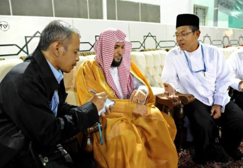 Syekh Dr Maher Dr Maher bin Hamad Al Mu'aiqly.menerima permintaan wawancara Tim MCH Daker Makkah pada penyenggaraan ibadah haji 2010. Tampak saya (kiri) dan Ikhwanul Kiram Mashuri (kanan, pada 2010 menjadi pemred Republika) yang menjadi pernerjemah untuk pertanyaan-pertanyaan yangs aya ajukan.