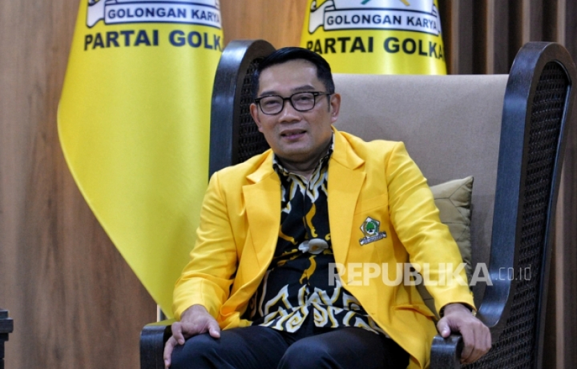 Gubernur Jabar Ridwan Kamil mengenakan jas kuning. Ia disapa dengan kata maneh di kolom komentar medsos (foto: thoudy badai/republika).