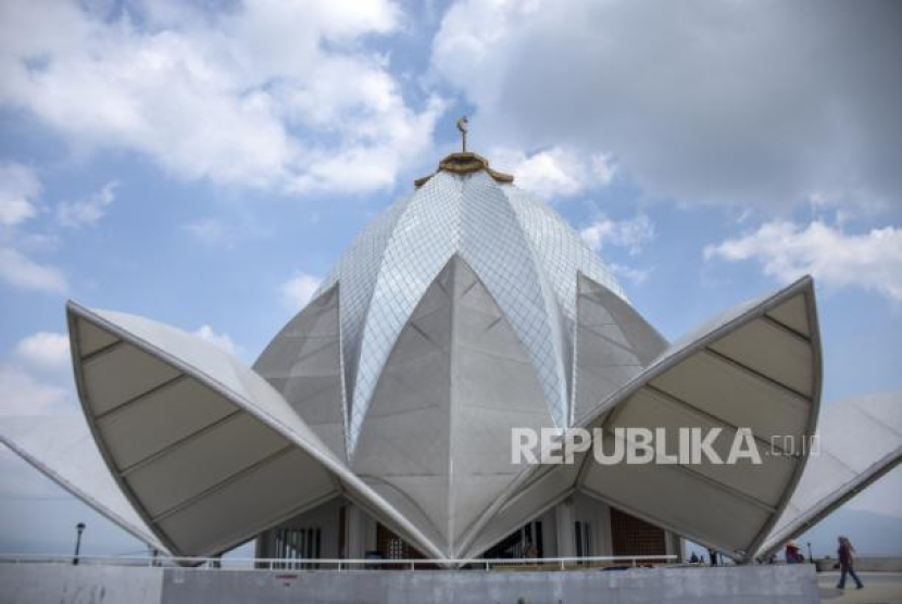 Warga beraktivitas di area Masjid Al Kamil Jatigede, Jatigede, Kabupaten Sumedang, Jawa Barat, Selasa (13/6/2023). Foto: Republika/Abdan Syakura