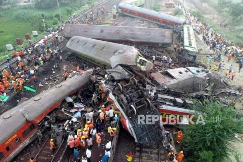 Foto selebaran yang disediakan oleh Pasukan Tanggap Bencana Nasional (NDRF) India dan diambil dengan drone menunjukkan lokasi kecelakaan kereta api di Odisha Balasore, India, 3 Juni 2023. Foto: EPA-EFE/National Disaster Response Force 