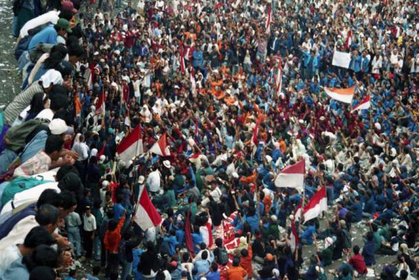 Mahasiswa mendatangi Gedung MPR/DPR untuk berunjuk rasa pada 1998. (Darmawan/Republika)