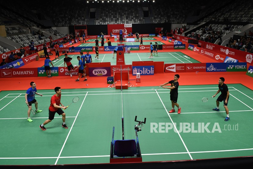 Rentetan turnamen internasional di Indonesia segera dimulai, di antaranya Indonesia Masters dan Indonesia Open 2022. Para pemain berlatih di Istora Senayan, Jakarta.