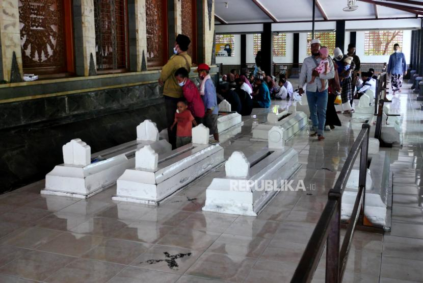 Umat muslim berziarah di Makam Sunan Kalijaga, Demak, Jawa Tengah. Benarkah Sunan Ampel, Sunan Kalijaga, Sunan Muria, dan Sunan Gunung Jati Keturunan Tionghoa? Foto: Republika/Wihdan Hidayat