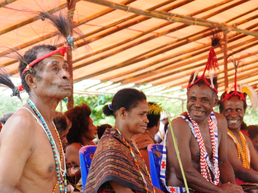 Masyarakat adat Moi di Malaumkarta Raya, Distrik Makbon, Kabupaten Sorong, Papua Barat Daya. Mereka menjalankan hukum adat untuk mengelola konservasi sumber daya alam.