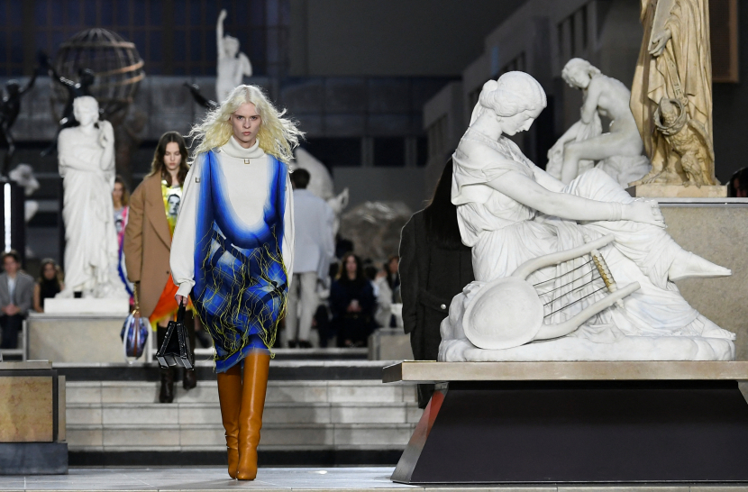 Para model menampilkan kreasi desainer Nicolas Ghesquiere sebagai bagian dari koleksi busana siap pakai Musim Gugur-Musim Dingin 2022/2023 untuk rumah mode Louis Vuitton di Musee d'Orsay selama Paris Fashion Week di Paris, Prancis, 7 Maret 2022. Ternyata Kamu Juga Bisa Datang ke Acara Fashion Week, Begini Caranya. Foto: Reuters/Piroscka van de Wouw