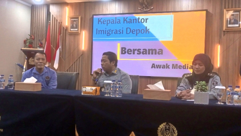 Kepala Sub Bagian Tata Usaha Kantor Imigrasi Kota Depok, Indrias Natanael (tengah) saat berbincang dengan perwakilan pengurus PWI Kota Depok, Selasa (30/7). 