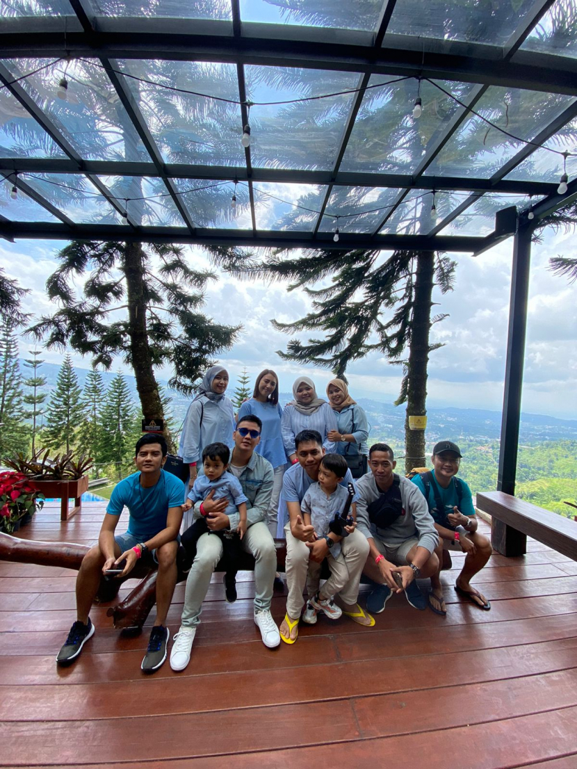 Riecky bersama teman-teman kuliahnya di Universitas YAI di Damar Langit Resto, Puncak, Bogor.