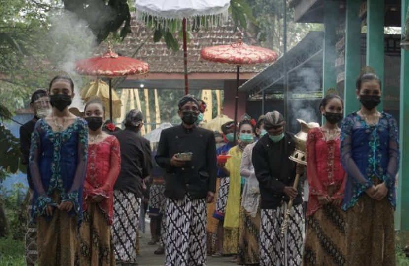 Para peserta arak-arakan tradisi Ulur-ulur tengah bersiap menuju Telaga Buret di Desa Sawo, Tulungagung. (dok: Luqman Hakim)