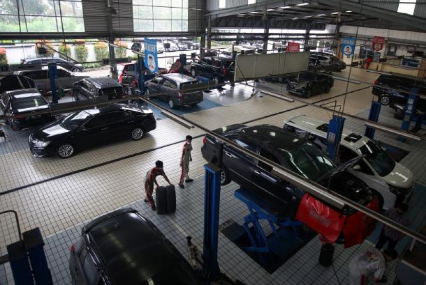 Montir memeriksa mesin dan kaki-kaki mobil di bengkel mobil Toyota Auto 2000 Ciledug, Jakarta. Cek Mobil Sebelum Mudik, 9 Bagian Ini Wajib Diperiksa. Foto: ANTARA/Muhammad Iqbal