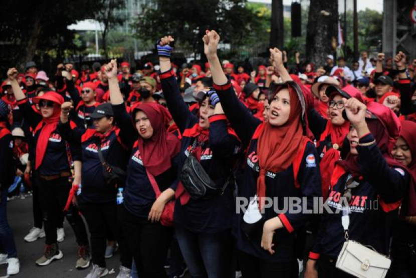 Sejumlah buruh saat melakukan aksi di kawasan Patung Kuda, Jakarta, Senin (1/5/2023). Aksi yang dilakukan dalam rangka peringatan Hari Buruh memberikan sejumlah tuntutan diantaranya meminta pemerintah untuk mencabut Omnibus Law UU No 6 Tahun 2023 tentang Ciptaker, cabut parliamentary threshold 4 persen dan Presidential threshold 20 persen, sahkan RUU DPR dan perlindungan pekerja rumah tangga, tolak RUU Kesehatan, Reforma Agraria dan kedaulatan pangan serta hapus outsourcing tolak upah murah. Foto: Republika/Putra M. Akbar