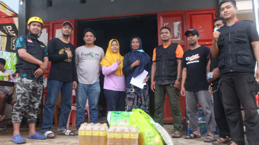 Lembaga Amil Zakat Nasional (Laznas) BMH menyalurkan bantuan kepada masyarakat penyintas banjir Kota Makassar dan sekitarnya, Ahad (20/11/2022). (Foto: Dok BMH)