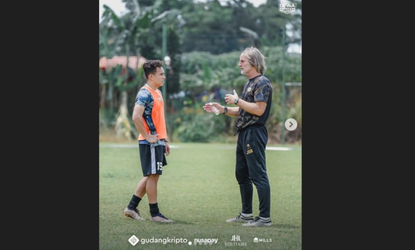 Egy Maulana Vikri (kanan) dan pelatih Jan Olde Riekerink (Instagram/@dewaunitedfc_)