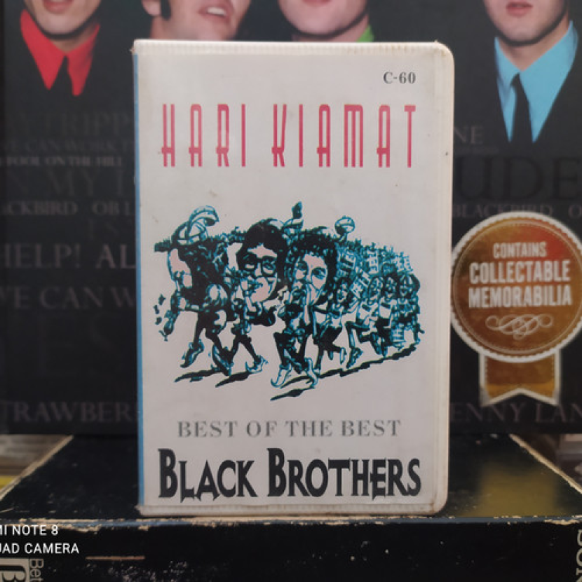 Sampul kaset dengan lagu hits The Black Brothers: Hari Kiamat.