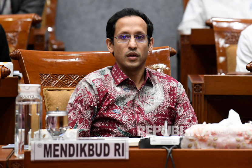 Mendikbudristek Nadiem Makarim dua kali disentil anggota DPR karena menggunakan kata atau istilah dalam bahasa Inggris saat rapat kerja (raker) dengan Komisi X DPRRI. Sentilan pertama terjadi pada 2020, sentilan kedua terjadi pada Kamis (31/8/2023) (foto:antara/republika).