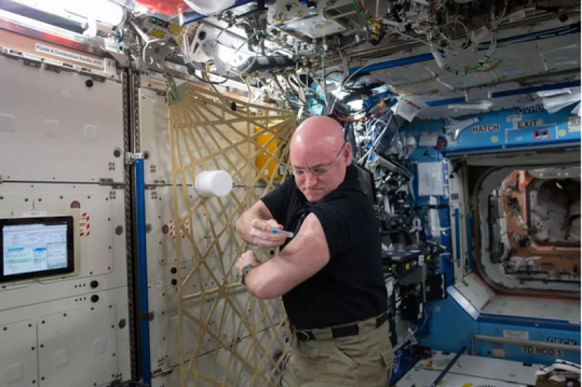 Astronot NASA, Scott Kelly menyuntik dirinya dengan obat flu di orbit pada tahun 2015. Gambar: NASA