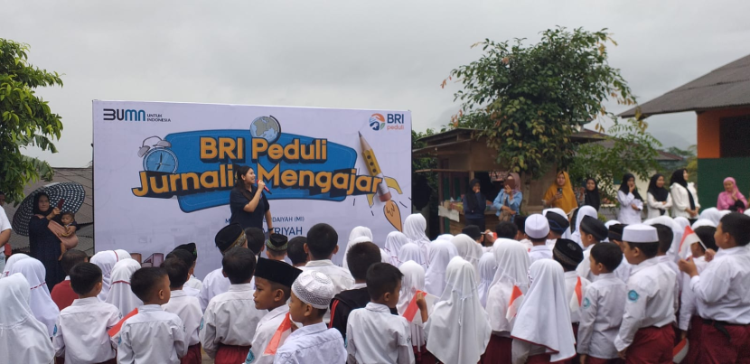  Kegiatan Jurnalis Mengajar digelar  BRI di Madrasah Ibtidaiyah (MI) Al-Badriyah di Desa Geulis, Kecamatan Sukaraja, Kabupaten Bogor, Jawa Barat, Sabtu (28/01/2023). Foto : kampus republika
