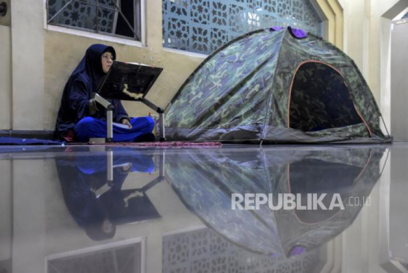 Umat muslim membaca Alquran (tadarus) saat beritikaf pada sepuluh malam terakhir Ramadhan 1443 H di Masjid Pusdai, Kota Bandung, Sabtu (23/4/2022) dini hari. Pada 10 hari menjelang berakhirnya bulan Ramadhan, umat muslim melakukan Itikaf untuk meraih malam kemuliaan (Lailatul Qadar) dengan membaca Alquran, Shalat Tahajud dan berzikir. Foto: Republika/Abdan Syakura - (REPUBLIKA/ABDAN SYAKURA)