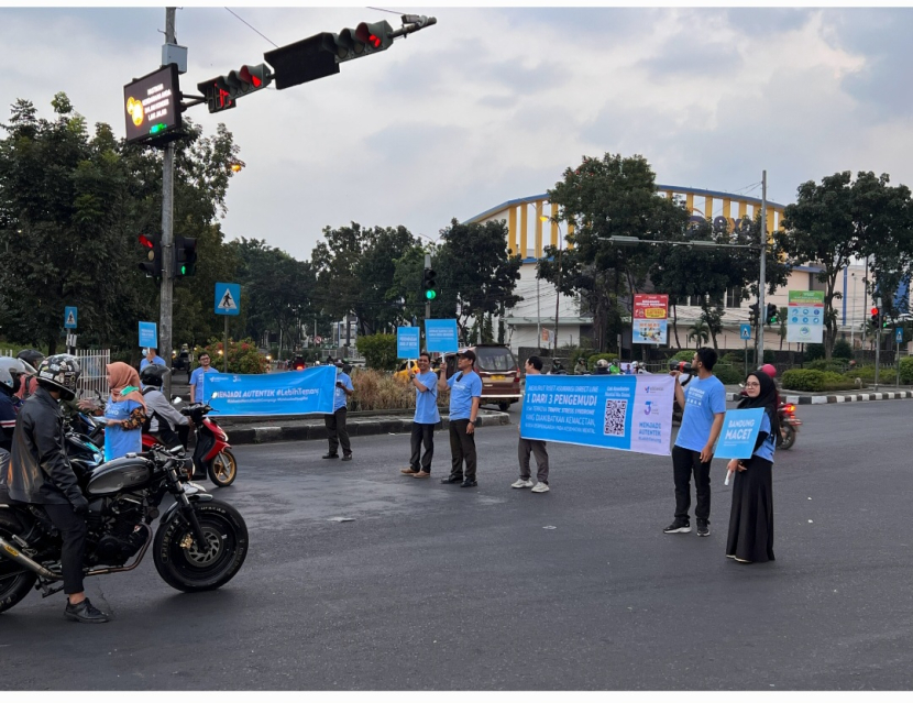 Kampanye kesehatan mental digelar di lampu merah Jalan Soekarno Hatta Kota Bandung