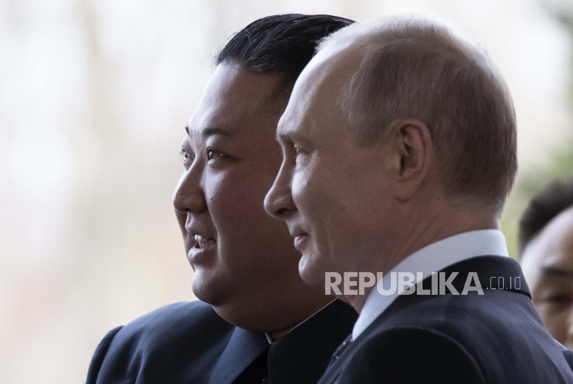 Presiden Rusia Vladimir Putin (kanan) dan pemimpin Korea Utara Kim Jong Un berpose bersama. (AP/Alexander Zemlianichenko/Pool AP/Republika.co.id)