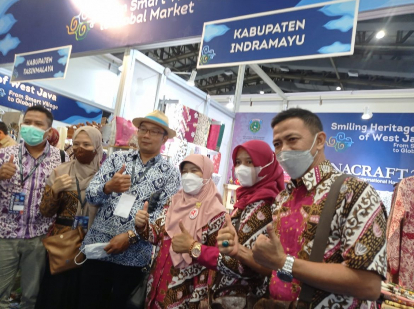 Gubernur Ridwan Kamil meminta hak paten Batik Complongan Indramayu segera diselesaikan.