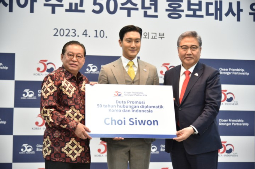Choi Siwon (tengah) diapit dubes Indonesia dan menlu Korea Selatan (Kemlu)